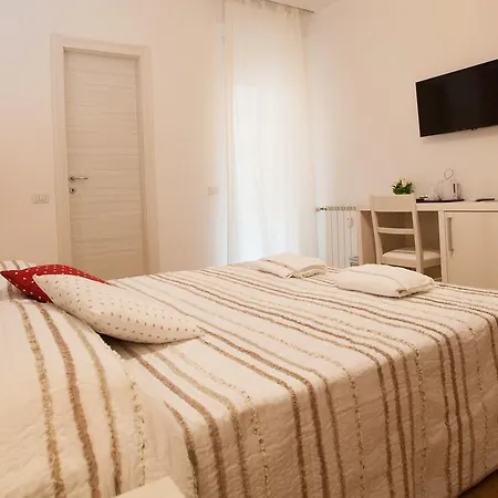 Bed and Breakfast Momenti Romani 4*