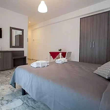 Momenti Romani Bed & Breakfast 4*